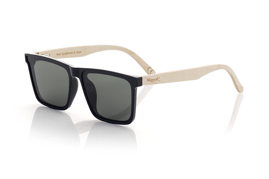 Gafas de Madera Natural de Arce SUND. Las gafas de sol SUND son el accesorio perfecto para los amantes de los diseños más angulosos y atrevidos. Fabricadas con una montura totalmente plana en color negro satinado, estas gafas destacan por sus formas cuadradas y angulosas, aptas tanto para hombres como para mujeres más atrevidas. Las varillas de madera de ARCE le dan un toque cálido y natural a estas gafas de sol que montan lentes planas transparentes en tonos amarillos, azules, rosas o verde khaki, una opción más discreta. Con las SUND lucirás un estilo moderno y desenfadado que no pasará desapercibido. Medida frontal 147x49mm Calibre: 55 Venta al Por Mayor y Detalle | Root Sunglasses® 